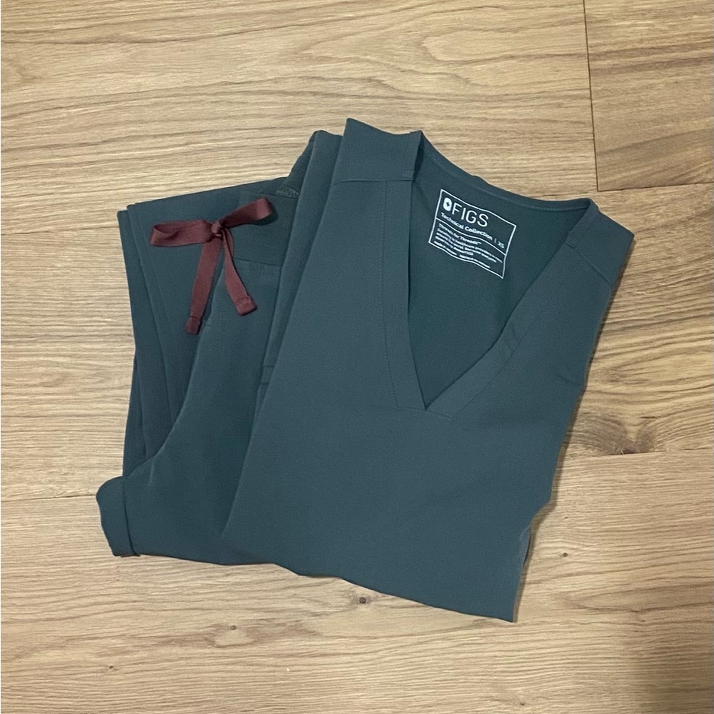 Figs Scrub set Xsmalll Casma top and Kade regular pants/ Bonsai color
